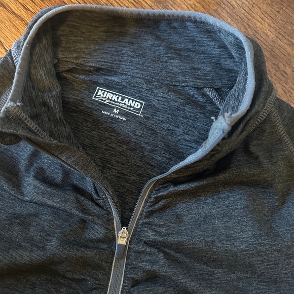 Workout top with thumb holes & built in mitts!  Med - Picture 3 of 7